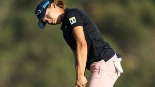 渋野日向子が同組選手とハグ　シブコスマイルで称えた猛チャージ後に大会公式が脚光