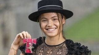 ラドゥカヌが大英帝国勲章を受章。チャールズ国王から勲章を授けられ「大変光栄なこと」