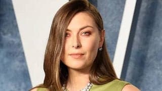  シャラポワ、ドレス姿で出席 