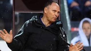  珍事 主審が試合中に負傷し治療 