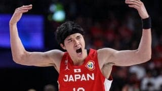 黒星スタートも渡邊雄太が攻守で奮闘！ブロック2発＆アリウープの好プレーに公式も注目「あらゆる角度から見たいほど見事」【バスケW杯】