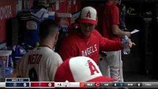 今季残り試合欠場の大谷翔平、2日連続でベンチに姿を見せてチームメイトを鼓舞