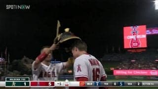 大谷翔平に続け！エンゼルス若手が復帰即特大アーチ 兜セレブレーション後自ら\"お片付け\"にファン「かわいいw」
