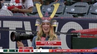 エンゼルスの美人レポーターが“兜を被って”生中継！ 「兜に大谷選手のサイン」「エリカブト」 球場の観客もあちこちで“兜”