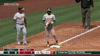 今季最終戦で歴史的快挙！藤浪晋太郎の元チームメイトがア・リーグ新人記録を達成も記念のベースが抜けない珍事が発生「抜けなかったｗｗｗ」「なんちゅうオチやw」