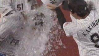 巨人から移籍した男たちが大活躍 “ダイナマイト慎吾”とポランコが熱い抱擁　ロッテのチームメイト大歓喜→大量の水をかけすぎてズブ濡れになった瞬間