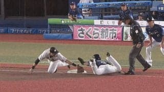 「不運でしかない」「逆に持ってる」 忍者走塁、ベースに打球直撃してトンネル… ロッテ助っ人・ブロッソーは“魔物”に襲われて珍プレーに遭遇しがち