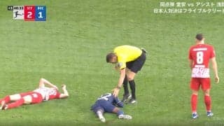 スタジアム騒然！「こんな事ある？」 空中戦で痛すぎる両選手“ダブルKO”→流血沙汰の大騒ぎ ピッチ内で治療中に前半が終わってしまう衝撃シーン