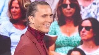 ズベレフ 赤いスーツで卓球を披露 
