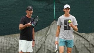 世界4位シナーの躍進を支えた2人のコーチがATPアワードを受賞