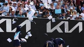  コートに紙投げ込み 試合が一時中断 