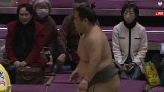 こんな所にも危険が！勝利に喜ぶ力士、帰り際に待っていたまさかのハプニングに冷や汗タラリ「疲れが足にきたか」「え？そこで？」