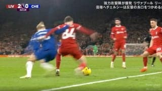 反則行為であわや一触即発！ドリブルを止められてブチギレ→危険な“首投げ”で吹っ飛ばされた瞬間　リバプールの超新星vsチェルシーの爆速FWがバチバチの激しいバトル