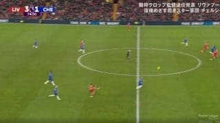 「めっちゃ上手い」「これはエグいな」“神の右足”からスーパープレー！30メートル超えの超絶クロスが炸裂した瞬間　ハーフライン手前から前線の味方にピタリ