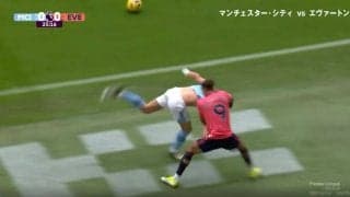 批判殺到！「死ぬだろ…」「退場させろ」ファウルにブチギレてヘッドロック→首をつかんで場外に投げ飛ばした瞬間　イングランド代表FWの凶悪プレーに大ブーイングの嵐