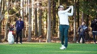 中島啓太、冬の薄芝からはPWで狙う　パターのように握ればインパクトの強さが一定に