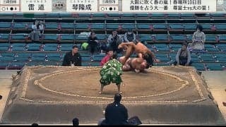 足腰が強すぎる19歳の三段目力士、芸術的な掛け投げに館内うっとり