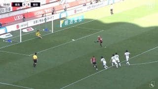 「強心臓」「本田圭佑かよ」鈴木優磨、元日本代表GK川島永嗣と真っ向勝負！守護神を撃沈させるスーパー弾丸PKを決めて通算50ゴールのメモリアル弾！「ど真ん中に蹴りこみやがった」