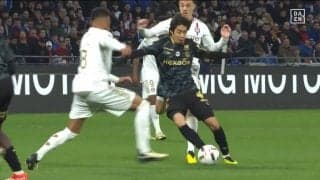 「かっこよすぎなんよ」伊東純也、DF3人をあっさりぶち破る“イケメンすぎる”スルーパス炸裂の瞬間！アウトサイドでするっと股抜きするミラクルパスに「え？そこ通す？」