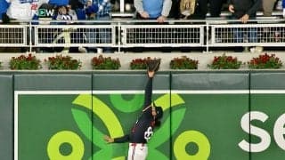 もう少しで手が届いたのに！大谷翔平のHR打球を“スーパーキャッチ未遂” 外野手、決死の大ジャンプも落胆“惜しすぎる”瞬間