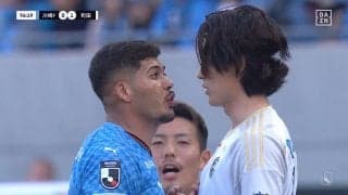「やりすぎだろ！」一触即発！バチバチのフェイスオフの瞬間　ド迫力“ジャンピングタックル”でイエローカード、詰め寄ってきた相手選手と喧嘩寸前の緊迫シーンにファンは「荒い」「相当バチバチやってるな」