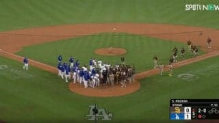 球場騒然… 大谷翔平、乱闘に巻き込まれた！ 両軍総出で睨み合い… 松井裕樹も慌てて参戦、まさかの展開へ 「どういう状況？」「別世界だな」