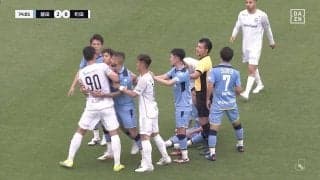 「時間稼ぎか？」「フラストレーションマックス」突然座り込んでリスタートを遅らせた選手に「立てよ」と詰め寄り一触即発！あわや乱闘の一部始終「ブチギレてるやん」