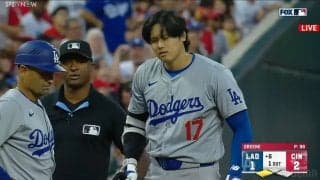 大谷翔平の頭と首が危ない！強烈タッチに痛そうな様子も 強烈三塁打の直後に起きたハプニング「え、大丈夫？」「脳震とう？」