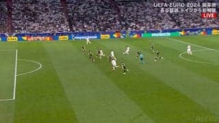 これが“サッカーIQ” 選手5人の密集を切り裂く“ドイツの司令塔”の必殺スルーパス炸裂！華麗なターンから斜めに差し込む針孔キラーパスに絶賛の声「そんな狭いところ見えてるの」「完璧すぎる！」