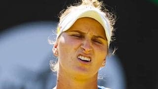 ウィンブルドン女王が芝で転倒し棄権