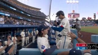 一体、何が起きた！？ 大谷翔平、特大アーチ後にハプニング発生… 強すぎるハイタッチが話題に ファン爆笑「吹っ飛ぶレベルだな」「大谷さんの怪力ぶりw」