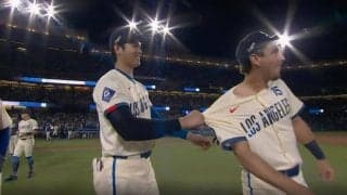 めちゃくちゃ楽しそう… 大谷翔平、試合終了後のチームメイトとのやりとりが話題に　中継カメラがとらえた仲良しシーン「大谷さんが珍しくツッコミ役」「中高生男子ノリｗ」