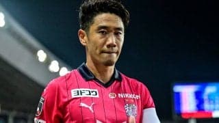 「仲良しの親子みたい」年の差22歳の三浦知良×香川真司の“キラキラ”抱きつきツーショットに反響！「なんてイイ写真」「少年の頃に戻ったような素敵な表情」の声