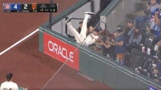 おい！大丈夫かよ…！ 事故レベルの“神ダイビングキャッチ”がヤバすぎる　ファウルフライを追って激走→観客席に飛び込みながら超ファインプレー「怖くないのか？」「すげえな…」