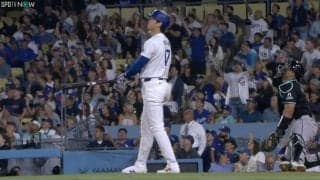球場騒然！ 大谷翔平に一体、何が起こったのか…！？ 一切動かない… 超特大アーチの“確信止まり”リアクションが話題に「鳥肌立った」「カッコよすぎ」