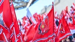 「観戦コーデかわいいっ」J1浦和の応援に駆け付けた「地元出身・人気アイドルの三つ編み×赤ユニ観戦姿」が「可愛い♡」と絶賛！“聖地”での写真に「ユニ似合う」の声
