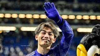 「男も惚れるカッコ良さ」上田綺世の“フェイエ少女”への試合後ユニフォームプレゼントシーンに反響！「これが俺たちの綺世」「隣のおじさんが絶望しとる笑」などの声
