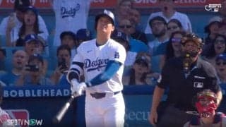 球場騒然！どこまで飛ばすんだよ！ 大谷翔平、超特大“場外アーチ”がヤバすぎる　ボールが頭上を通過… 観客たちのリアクションが話題に