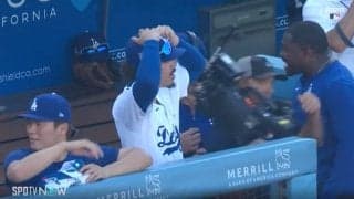 一体、何が起きた！？ 大谷翔平、特大“場外アーチ”でハプニング発生… 喜びすぎた同僚の様子がおかしくなる「笑いすぎだろ」「こいつマジでヤバいwみたいな」