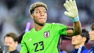 「あれで2枚目かぁ…」退場処分のGK鈴木彩艶の“飛び蹴り激突シーン”にSNS議論紛糾！「退場はないわ」の擁護派に「印象悪い」「無謀で軽率な判断」と批判の声も