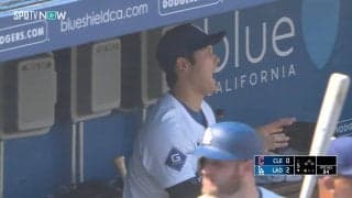 大谷翔平、特大アーチでテンションがおかしくなる…ホームラン認定で“脱力バンザイ”→得意の変顔“ガオー！”の一部始終