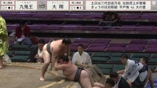 「腕が折れちゃう」土俵下で力士が苦悶…土俵中央からの“強烈すぎる”極め出しにファン驚き