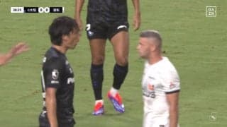 一触即発！顔面10cmのフェイスオフ「もうカード出せよ」危険なアフタータックルに激怒、胸をぶつけ至近距離で睨み合う緊迫の瞬間