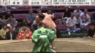 「吹っ飛んだ」行司が土俵下に落下する珍事に館内どよめき「珍しいこともあるんだな」
