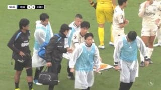 日本代表辞退…DF高井幸大が町田戦で突然座り込み、担架で運ばれ負傷交代 「筋肉系のトラブル」「どれくらいの怪我かは分からない」