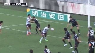 普通ないだろ！奇跡の“顔面アシスト”で勝ち越しゴールが決まった瞬間！こぼれ球を“顔トラップ”して右足一閃「もう運だよな」解説者も思わず笑ったミラクルプレーの瞬間