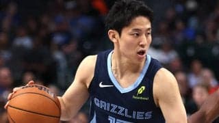 河村勇輝がNBAプレシーズン2試合連続出場…身長224センチ新人と凸凹コンビでコートイン