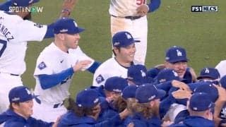 大谷翔平、悲願のWS進出決定で笑顔“弾けた” フリーマンと歓喜の輪へ…一瞬の気遣いに「泣ける」SNSも感動