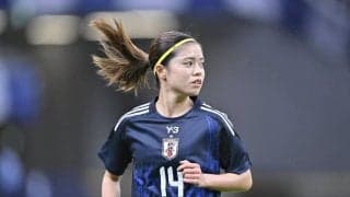 「え、写真ちょーだい？」と長谷川唯が懇願した岩渕真奈らとの「仲良しくっつき合い4ショット」が話題に……「和気あいあい」「いい雰囲気」とファンも反応