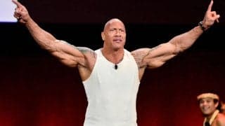 「ベッカムは忘れられない」ハリウッド俳優の仮装姿に衝撃再び、“ザ・ロック”のピチピチのユナイテッド7番に「筋肉がすごい」